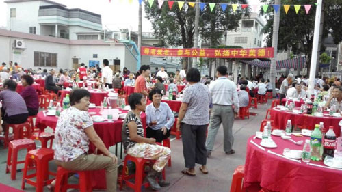 羞羞草视频漆廠家 明邦化工走進新塘社區愛心敬老.jpg